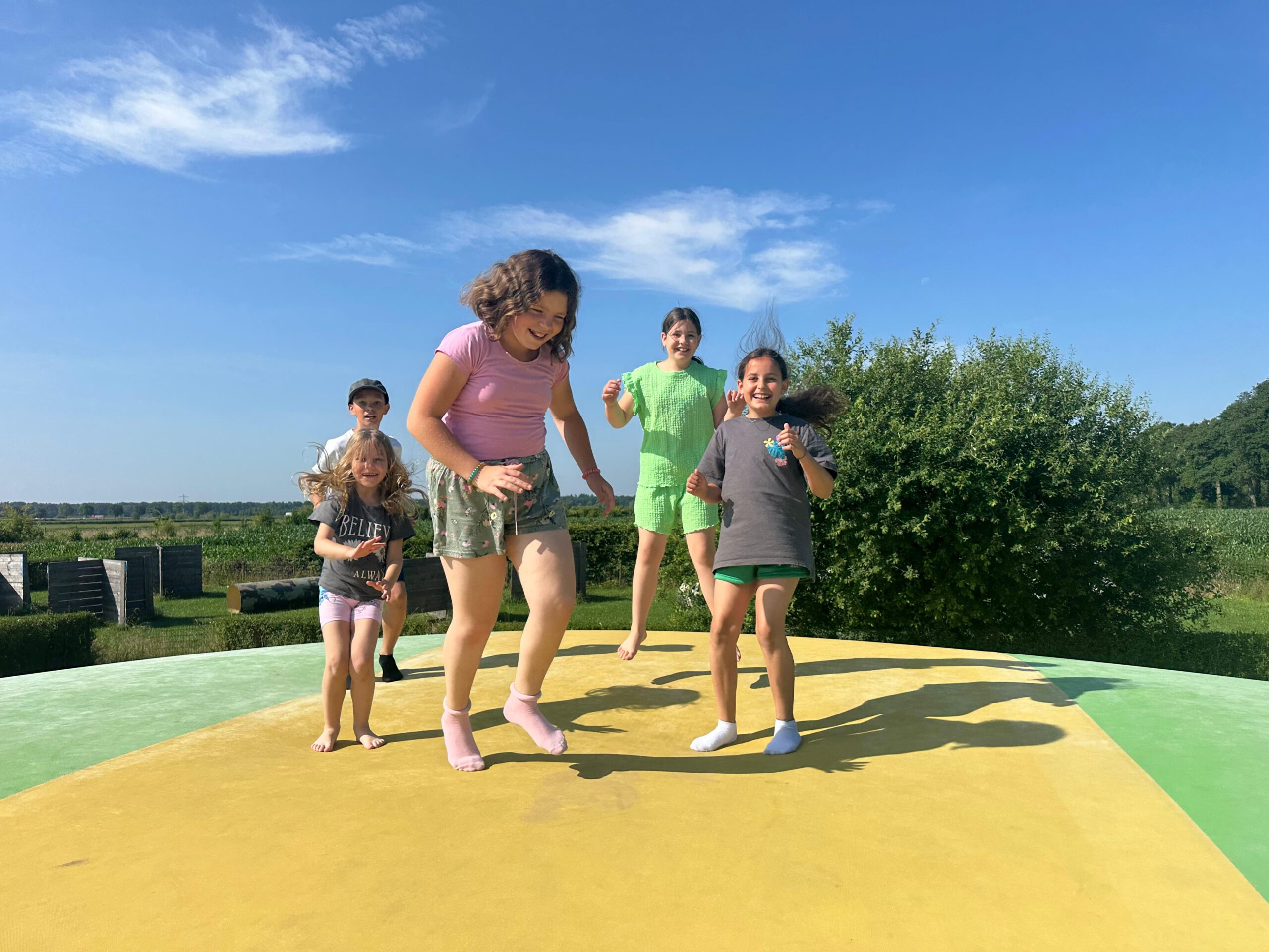 kinderen op springkussen